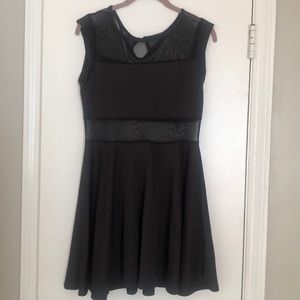 (L) Women’s Black Dress